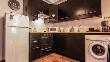 Apartment, 1 Bedroom | Private kitchenette | Fridge, microwave, oven, stovetop