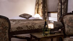 Blackout drapes, soundproofing, bed sheets - Chateau Goldenstein (Branna)