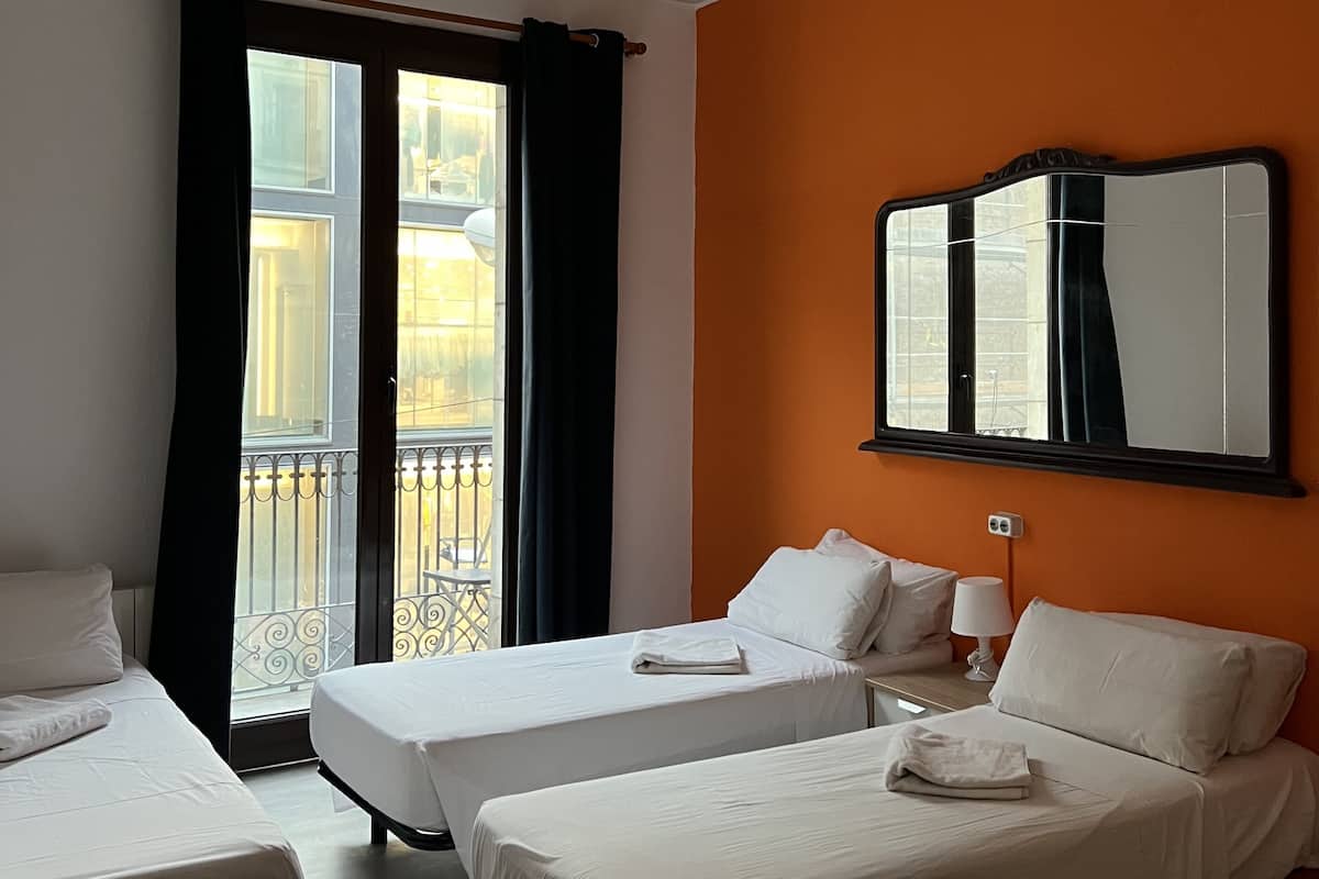 Camera tripla, vista città | Wi-Fi gratuito, lenzuola