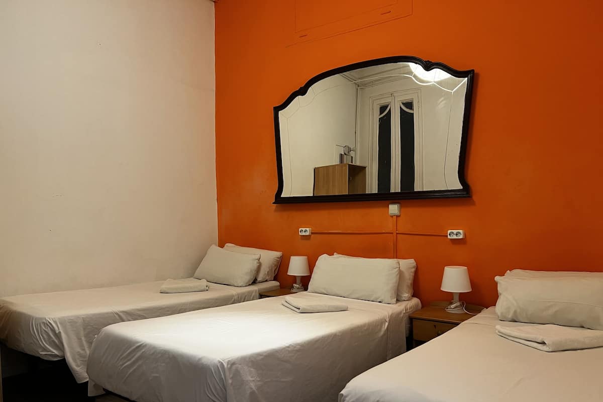 Chambre Triple, salle de bains commune