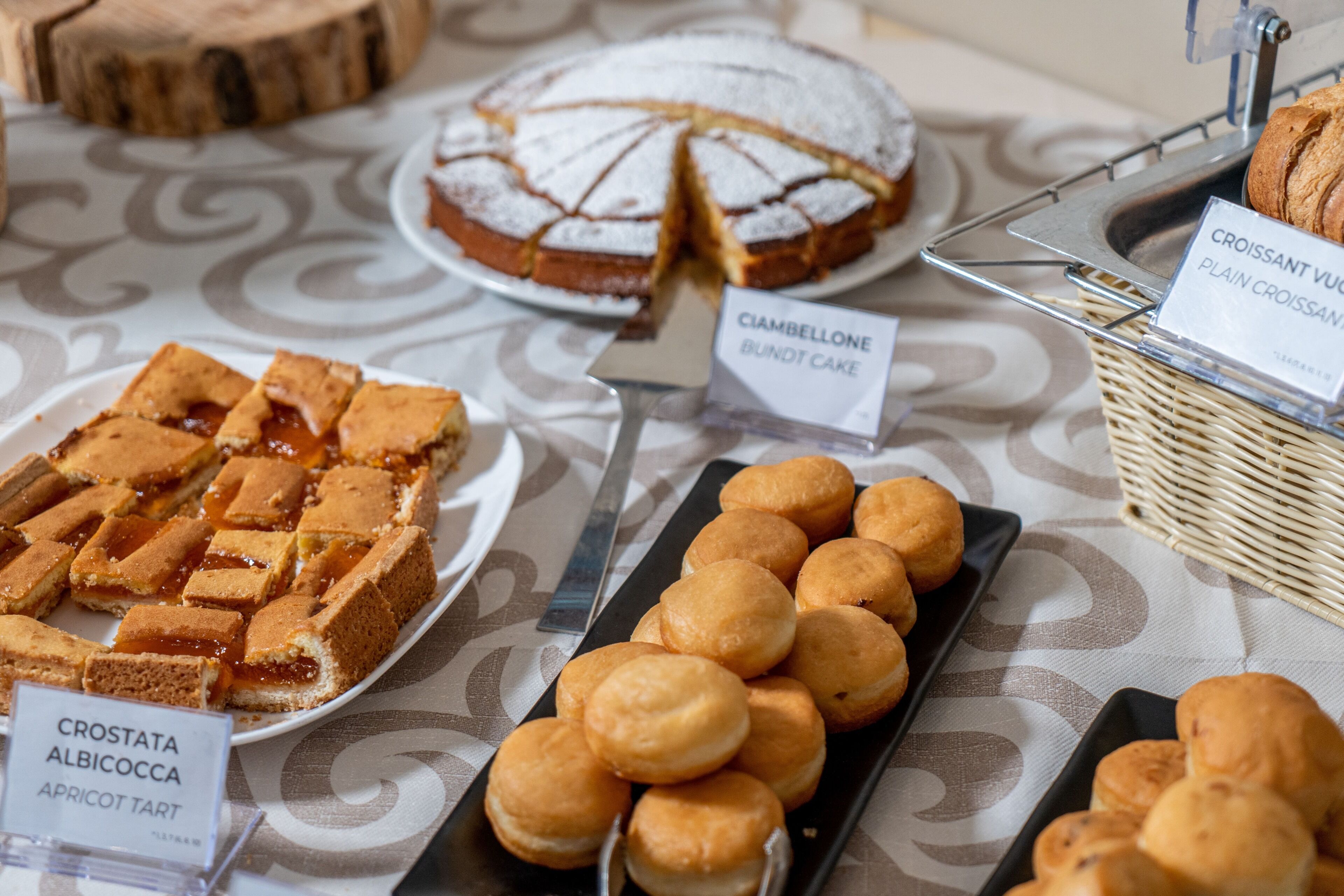 Variedad de productos horneados, incluyendo pastel, tartas y pastelería.