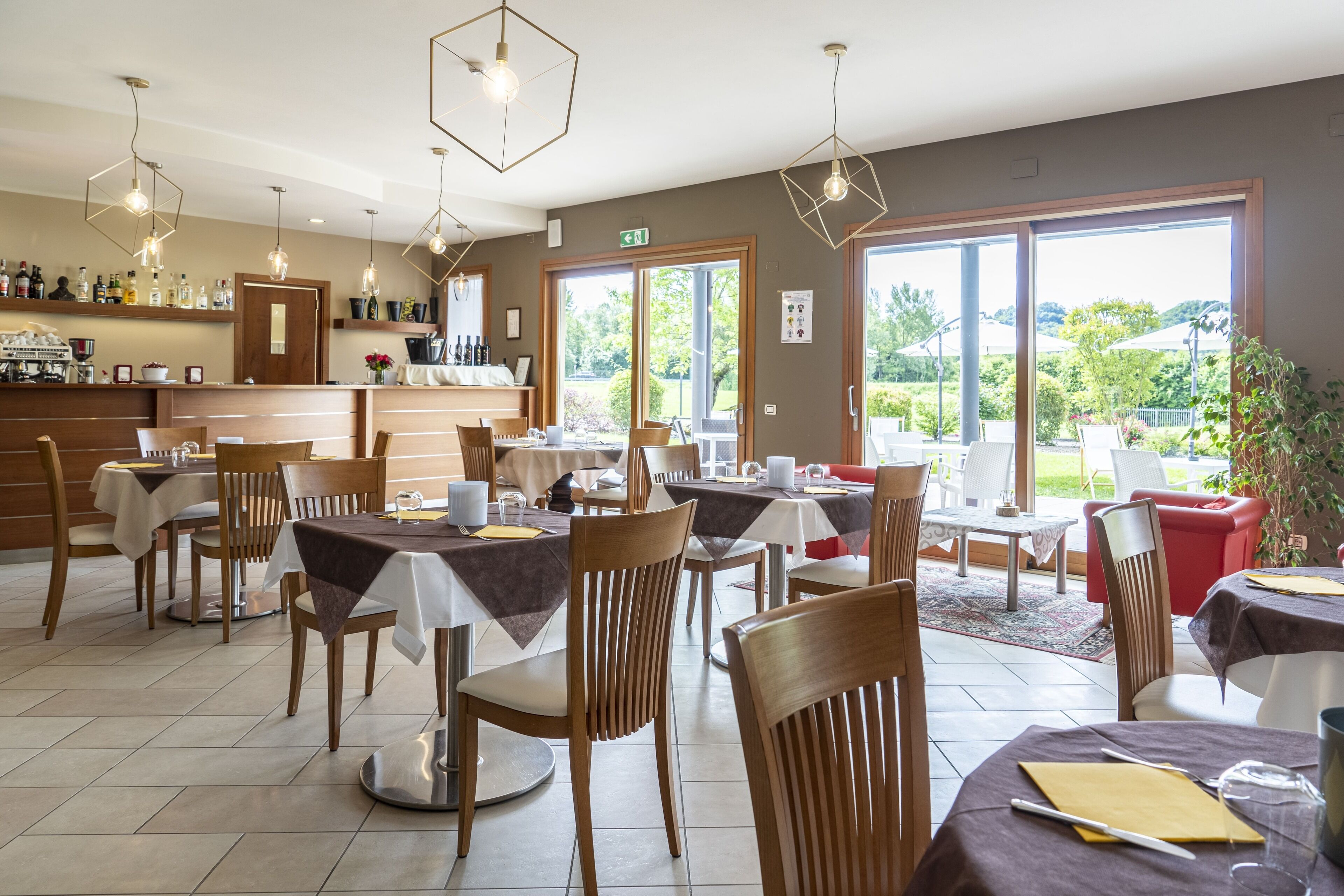 Petit déjeuner buffet (15 EUR par personne)