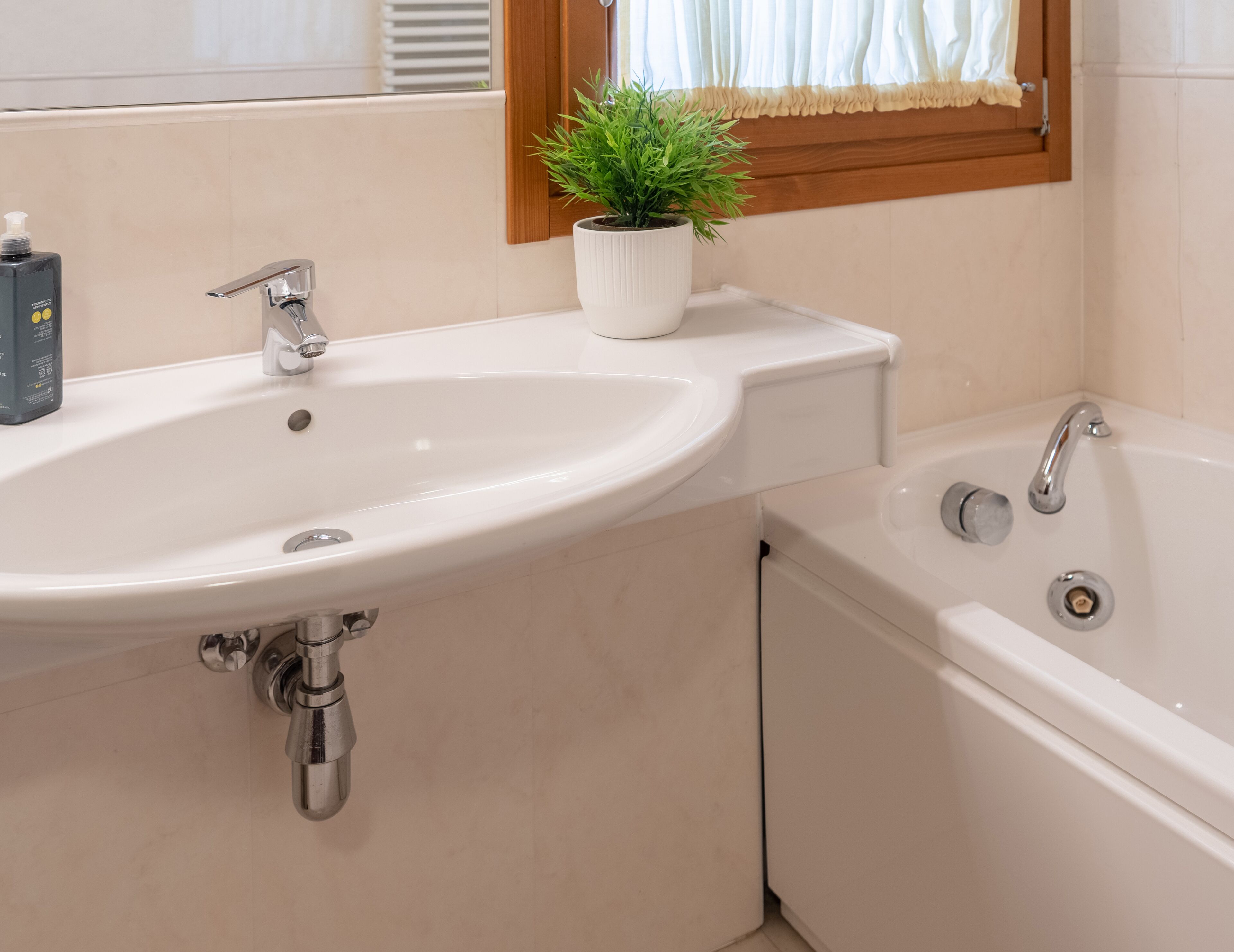 junior studio suite | bathroom | free toiletries, bidet, towels