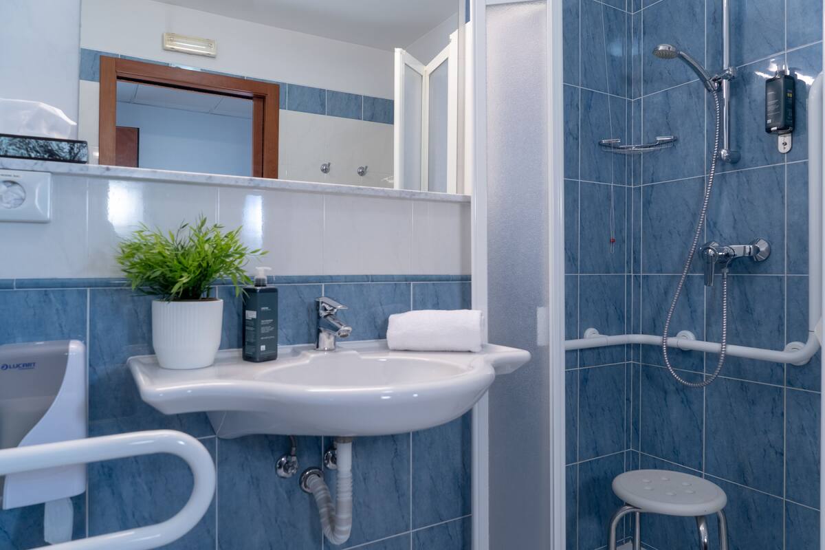 economy double or twin room | bathroom | free toiletries, bidet, towels