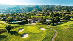 Um campo de golfe com bunkers e um clube.