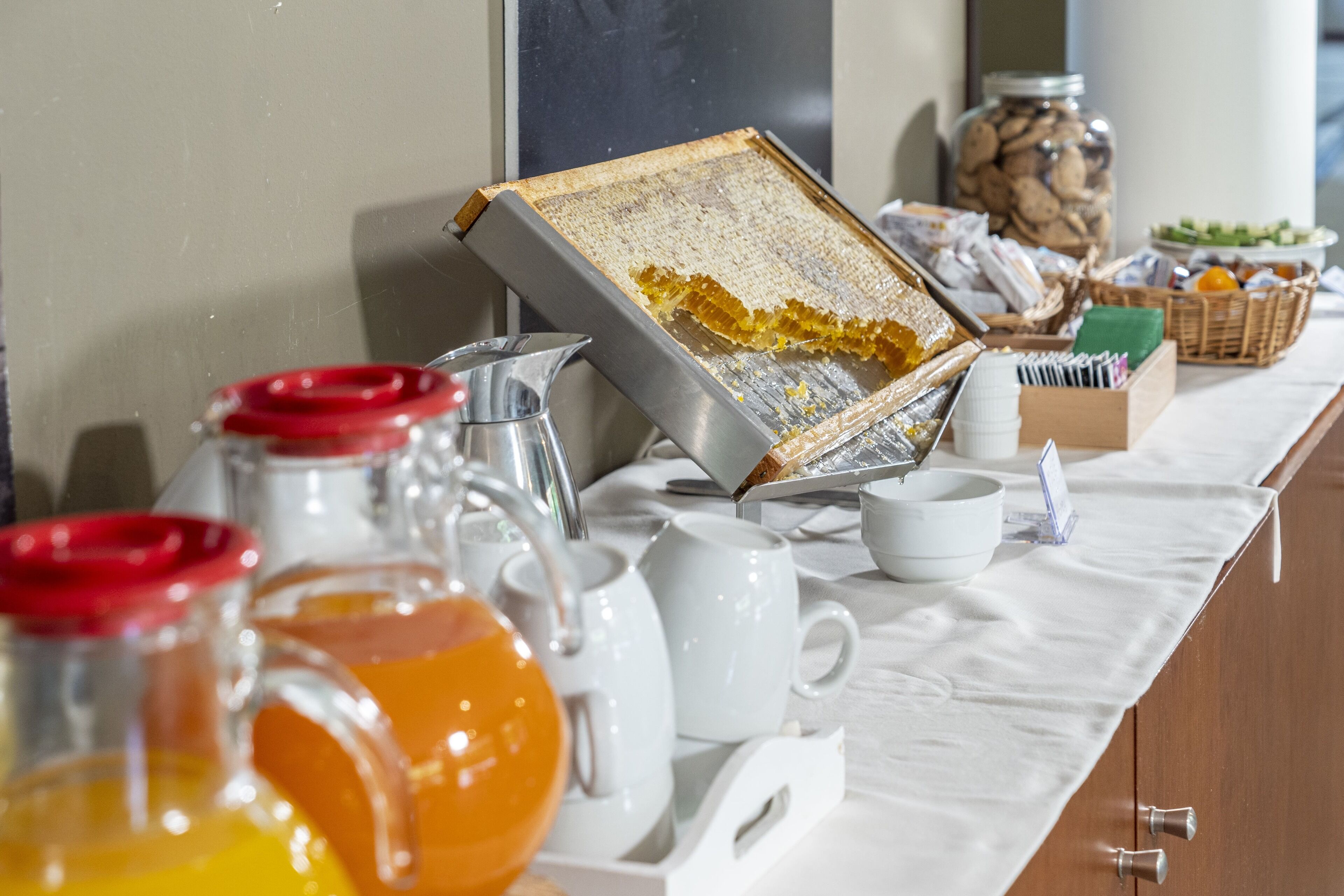 Un bufé de desayuno con diversas opciones de comida y bebidas.