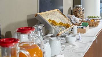 Un bufé de desayuno con diversas opciones de comida y bebidas.