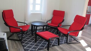 Hytte, 2 soverom, ved havkanten | Oppholdsområde | Flatskjerm-TV og peis