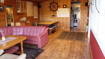 Cabaña, 2 habitaciones | Área de sala de estar | Televisión de pantalla plana y chimenea