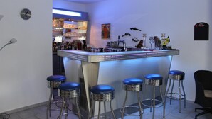 A bar area with a counter, stools, and various bar items. - Appart-Hotel Harmonie (Winterberg)