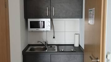 Standaard appartement, 1 slaapkamer (2-Raumappartment) | Privékeuken | Een koelkast, een magnetron, een kookplaat