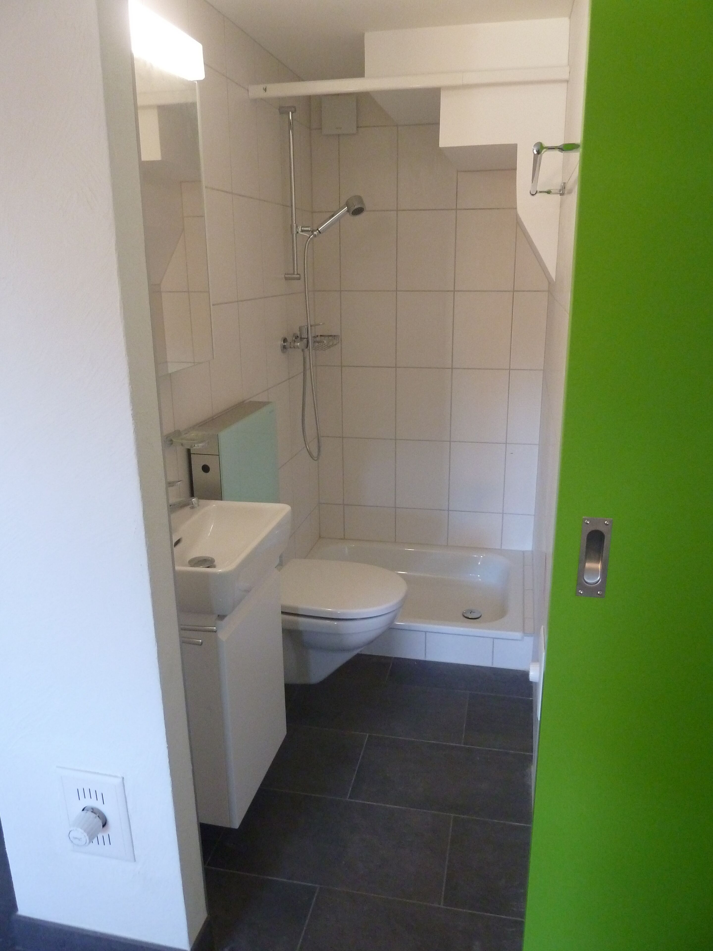Un baño con inodoro, lavamanos, ducha y bañera.