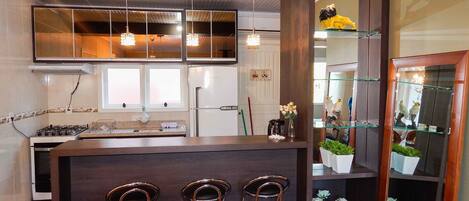 Casa luxo, 2 quartos | Cozinha privada | Geladeira, micro-ondas, cooktop, talheres/pratos/utensílios de cozinha