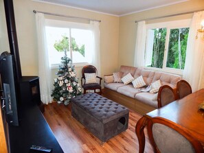Deluxe House, 2 Bedrooms | Living room | Flat-screen TV, fireplace - Residencial Bella Provenza Gramado (Gramado)