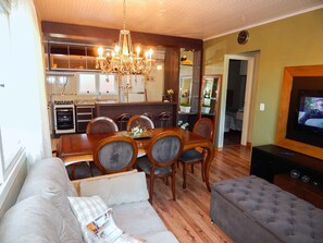 Casa luxo, 2 quartos | Sala de estar | TV de tela plana, lareira