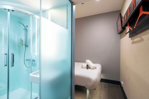 غرفة مزدوجة بتجهيزات أساسية - سرير مزدوج (no window) | تجهيزات عازلة للصوت ومكواة/لوح كي وواي فاي مجانًا وملاءات أسرّة