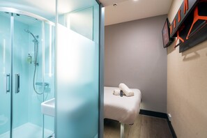 Habitación básica doble, 1 cama doble (no window) | Sistema de insonorización, tabla de planchar con plancha, wifi gratis