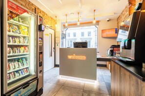 Reception - easyHotel Liverpool (Liverpool)