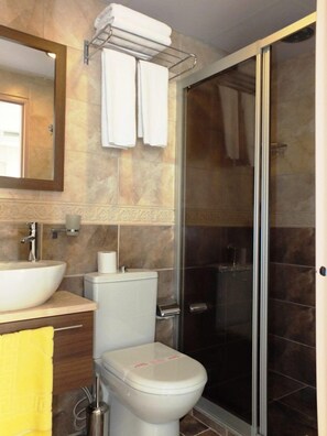Quarto casal standard | Banheiro | Chuveiro, produtos de toalete grátis, secador de cabelo, chinelos