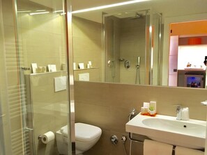 Superior Double Room | Bathroom | Shower, slippers, towels - Residenza 54 (Florence)