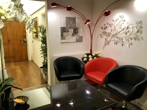 Coin salon dans le hall