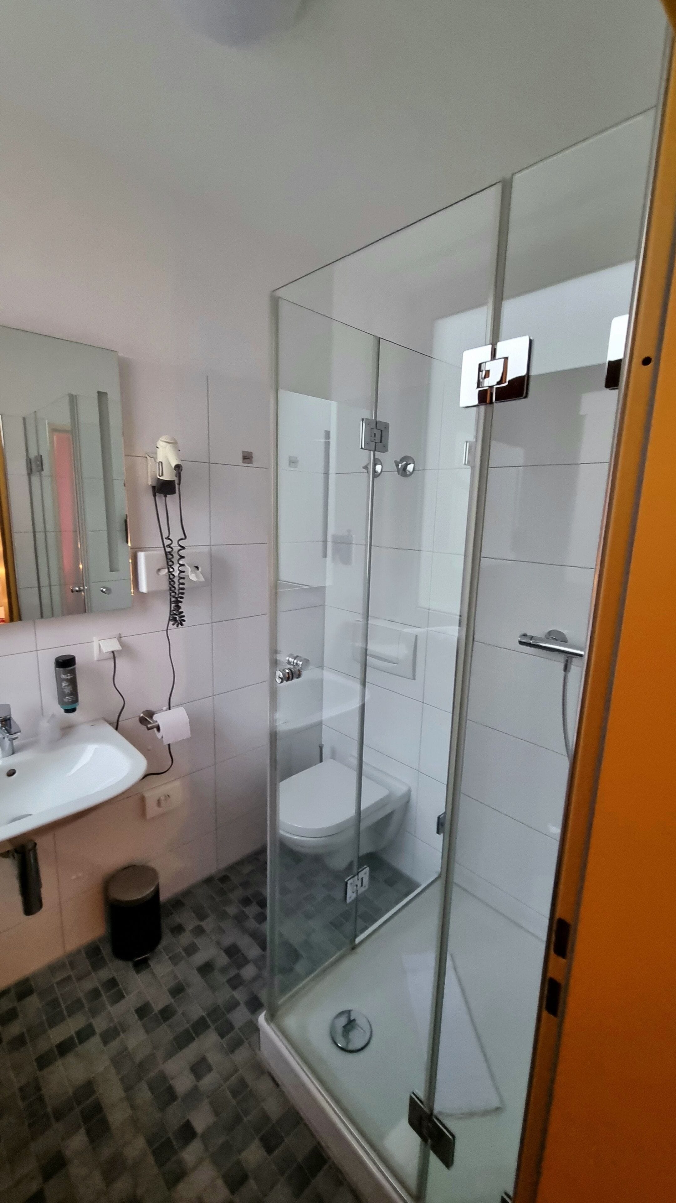 Dusche, Haartrockner, Handtücher