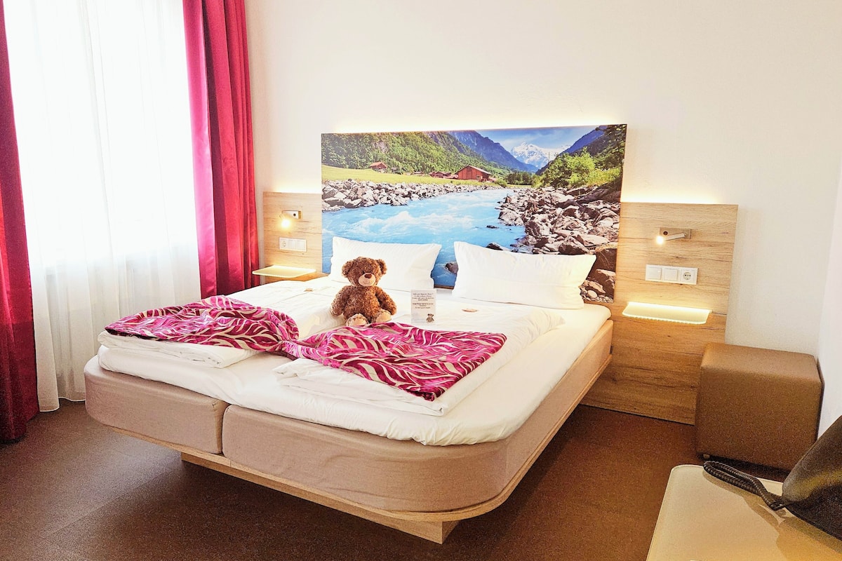 Comfort Double Room | Peralatan tempat tidur premium, peti besi dalam bilik