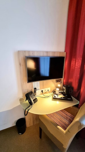 Premium bedding, in-room safe, desk, soundproofing - Edel Weiss Hotel und Restaurant (Bremen)