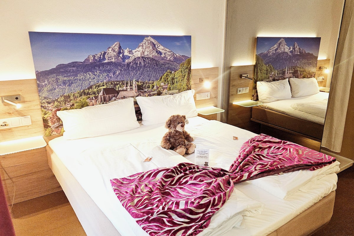 Economy Double Room, Balcony | Peralatan tempat tidur premium, peti besi dalam bilik