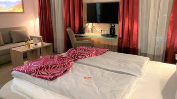 Standard-Doppelzimmer, Balkon | Hochwertige Bettwaren, Zimmersafe, Schreibtisch, schallisolierte Zimmer