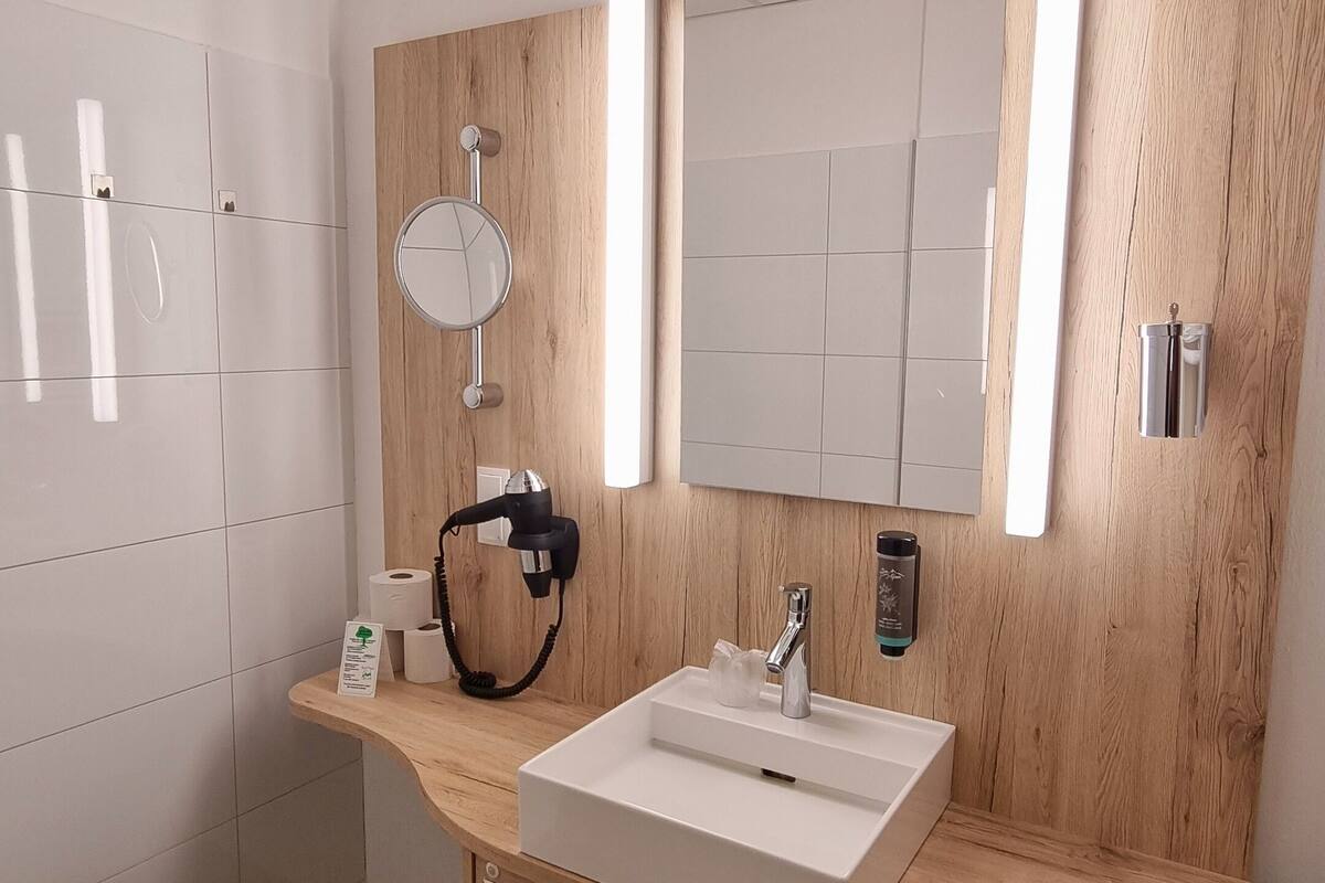 shower, free toiletries, hair dryer, towels