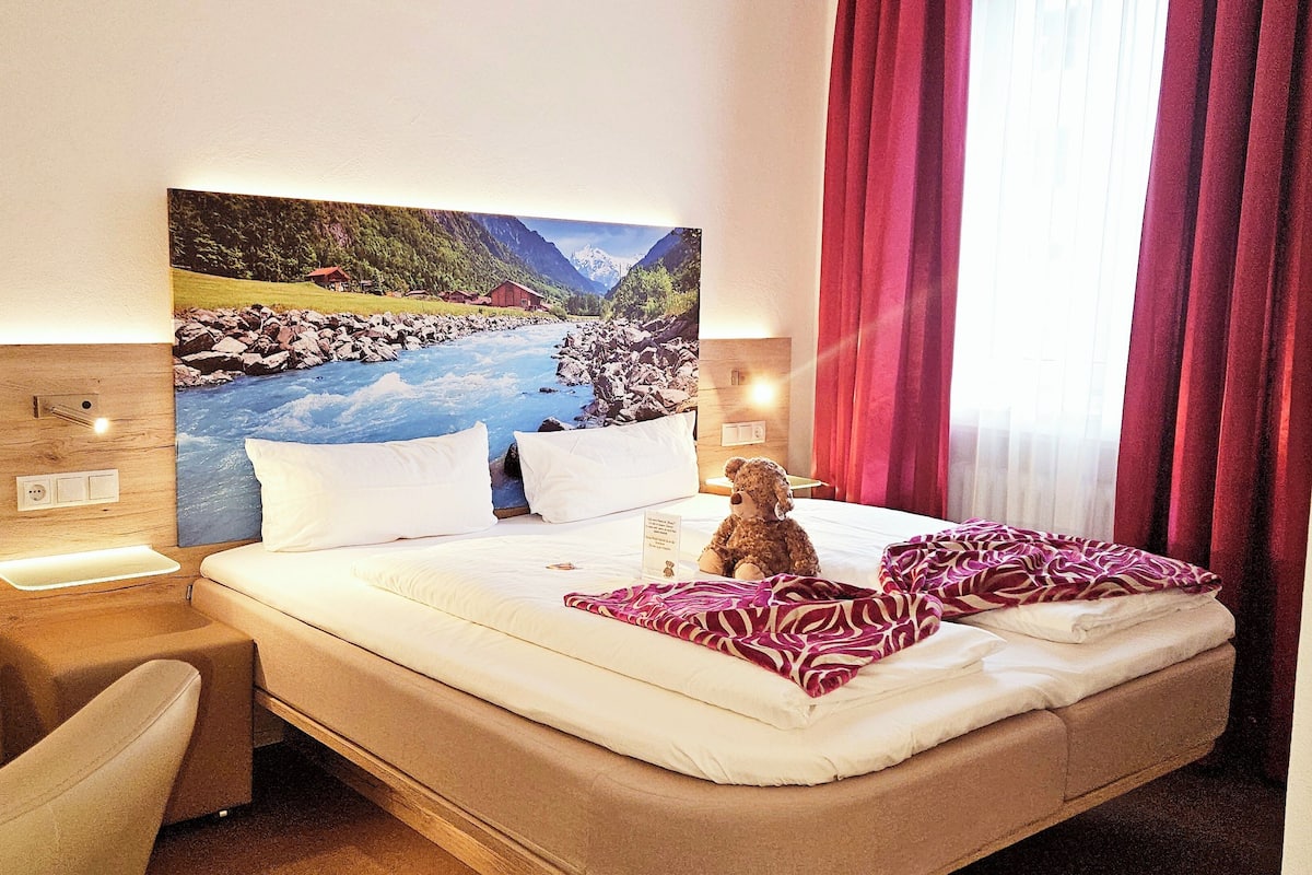 Peralatan tempat tidur premium, peti besi dalam bilik