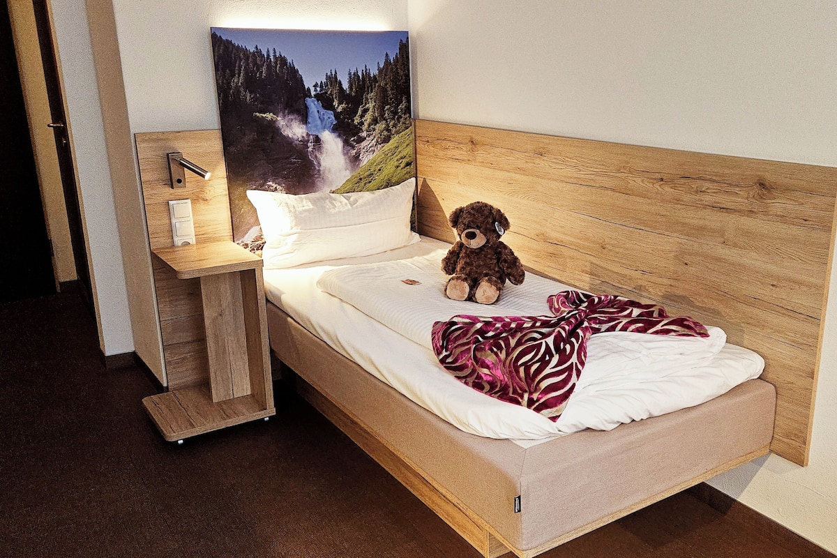 Standard Single Room | Peralatan tempat tidur premium, peti besi dalam bilik