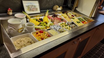 Una mesa de buffet con diferentes platillos y salsas.