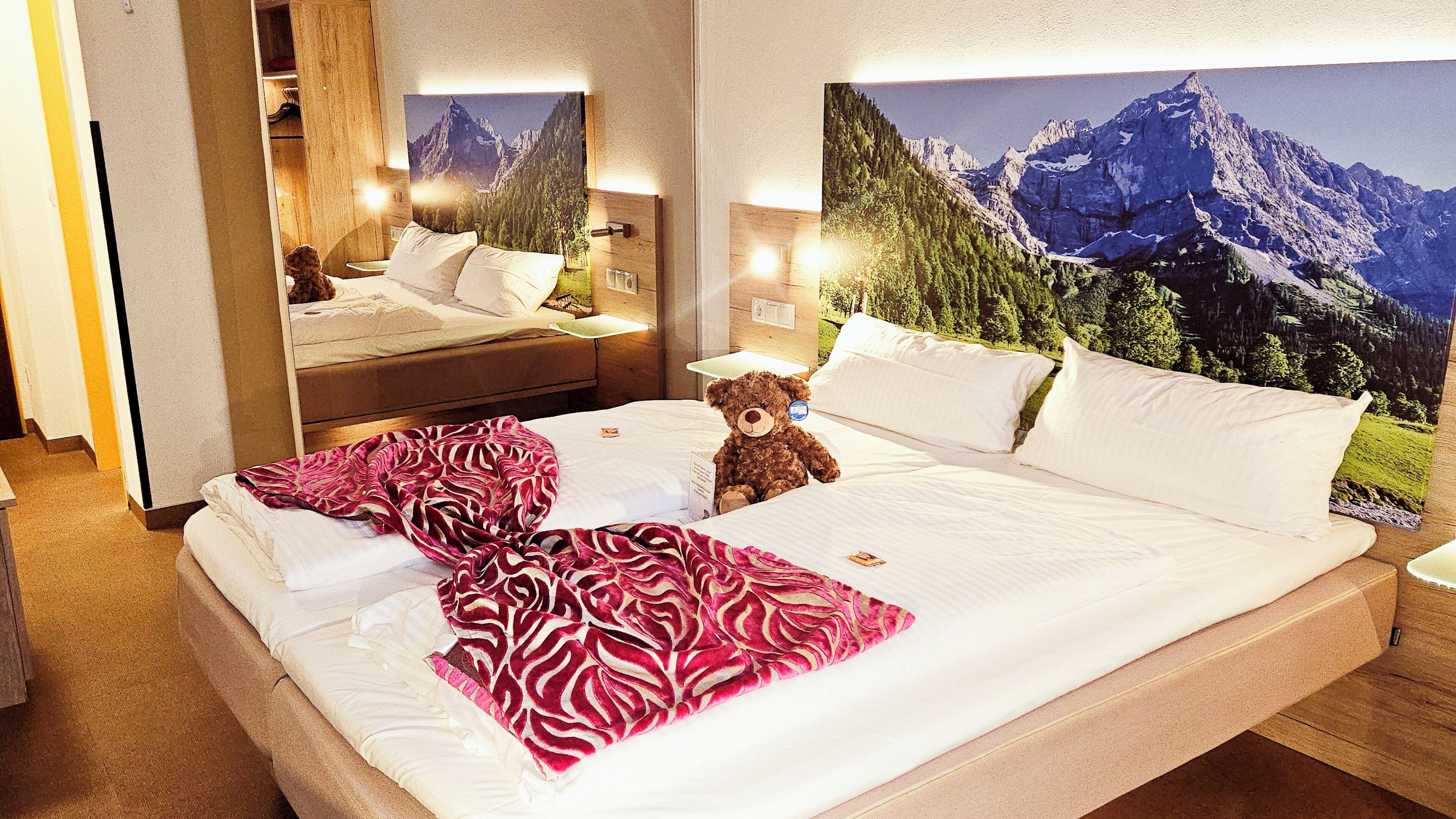 Hochwertige Bettwaren, Zimmersafe, Schreibtisch, schallisolierte Zimmer