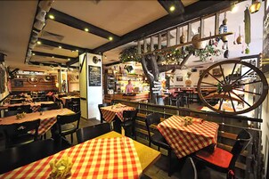 Der serveres aftensmad og tyske retter 