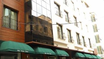 Vista frontal de la propiedad