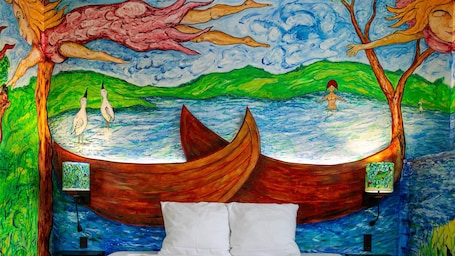 Escritorio, tabla de planchar con plancha, wifi gratis y ropa de cama