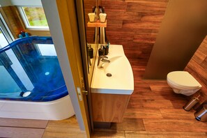Comfort Cottage, 3 Bedrooms | Bathroom