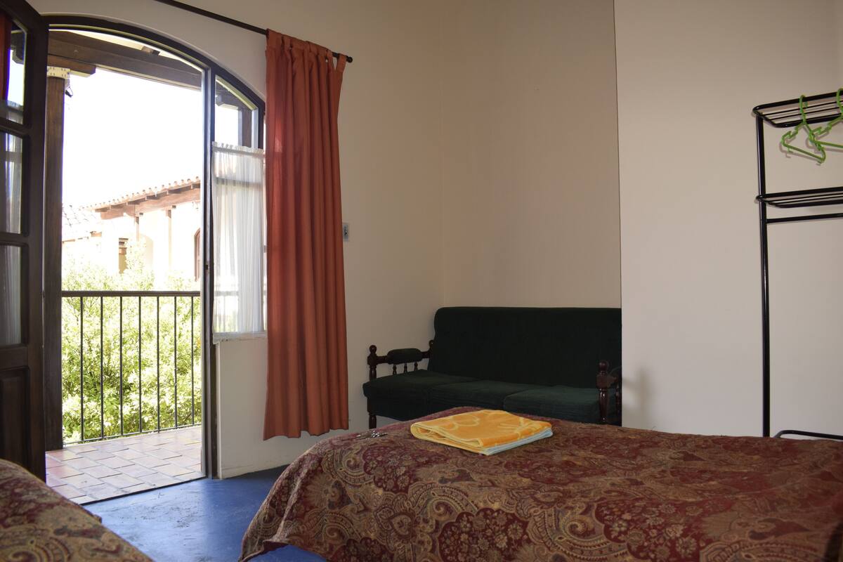 Standard Twin Room, 2 Single Beds, Shared Bathroom