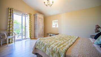 Double Room | Individually decorated, individually furnished, desk, blackout drapes