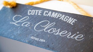 En skiferplade med teksten "COTE CAMPAGNE La Closserie siden 2014".