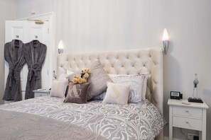 "Sheer Luxe" Luxury Apartment King Bed with Bath & Shower | 1 dormitorio, sábanas de algodón egipcio, ropa de cama de alta calidad