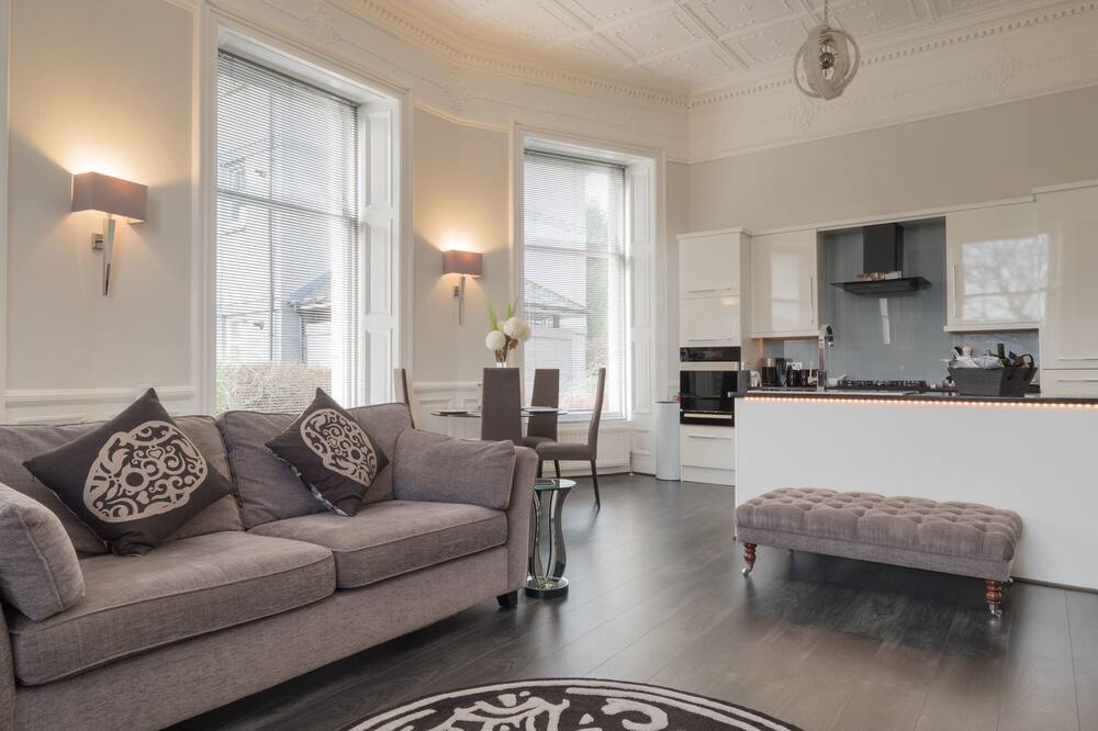 Marks At The Manor Luxury Riverside Apartments - Sleeps up to 4, with Parking and Sky TV - Chapelton of Elsick