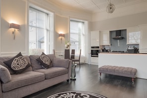 "Platinum" Luxury Apartment Double Bed with Double Walk-in Shower | 거실 공간 | 위성 채널 시청이 가능한 55인치 평면 TV, 스마트 TV, 넷플릭스