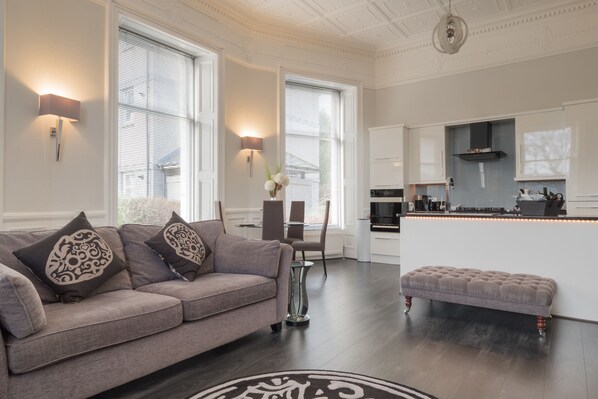 "Platinum" Luxury Apartment Double Bed with Double Walk-in Shower | 起居区 | 55-英寸纯平电视(配备卫星频道)、智能电视、Netflix