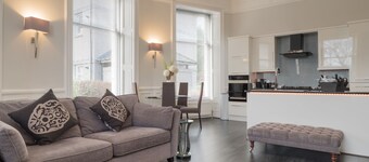 Marks At The Manor Luxury Riverside Apartments - Sleeps up to 4, with Parking and Sky TV 