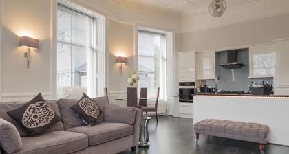 Marks At The Manor Luxury Riverside Apartments - Sleeps up to 4, with Parking and Sky TV