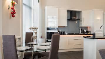 "Platinum" Luxury Apartment Double Bed with Double Walk-in Shower | Eget kök | Stort kylskåp, mikrovågsugn, ugn och spishäll