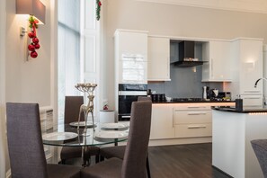 "Platinum" Luxury Apartment Double Bed with Double Walk-in Shower | 전용 주방 | 대용량 냉장고, 전자레인지, 오븐, 쿡탑